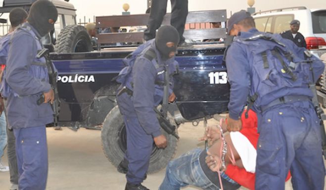 Evasão de detidos em posto policial de Viana acaba com um oficial morto e um agente ferido