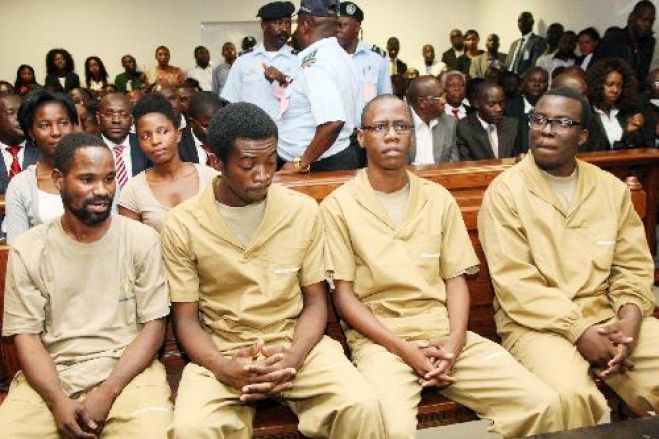 Ativistas angolanos condenados a penas de 2 a 8 anos de prisão