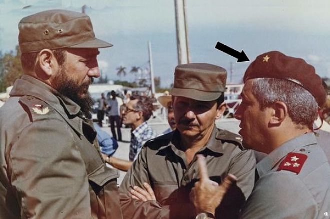 Otelo Saraiva de Carvalho com Fidel e o seu irmão Raúl, em Havana, em 1975