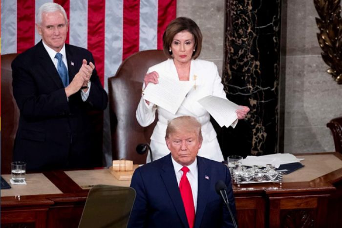 Trump diz que &quot;anos de decadência terminaram&quot;. Pelosi rasga discurso