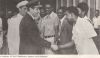 Alto comissário general Silva Cardoso cumprimenta membros do Mpla em 1975