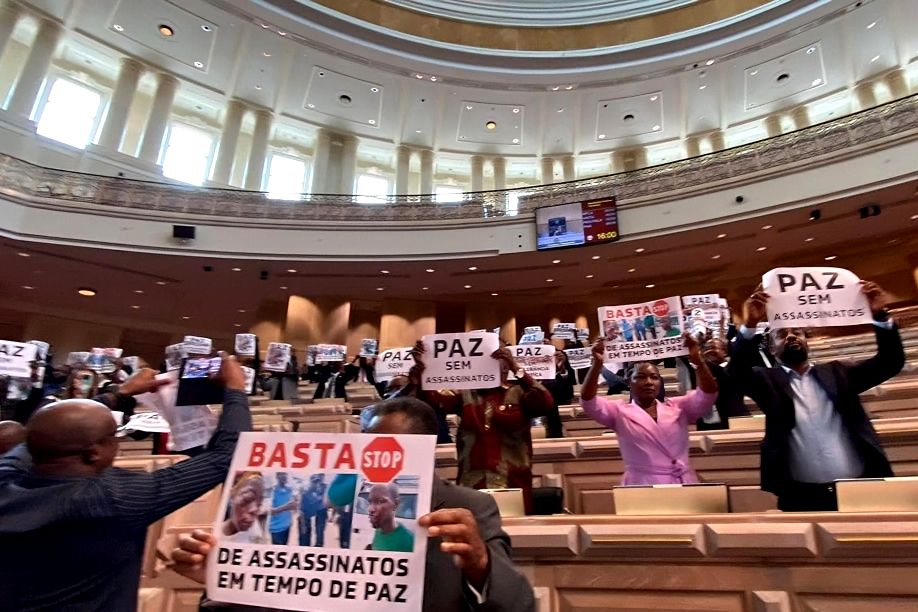 Deputados da UNITA exibem cartazes no parlamento condenando “intolerância política”