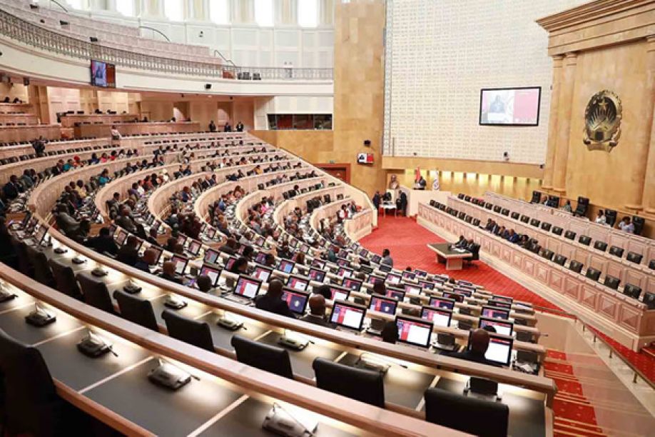 Parlamento discute com “urgência” envio de contingente militar para a RDCongo