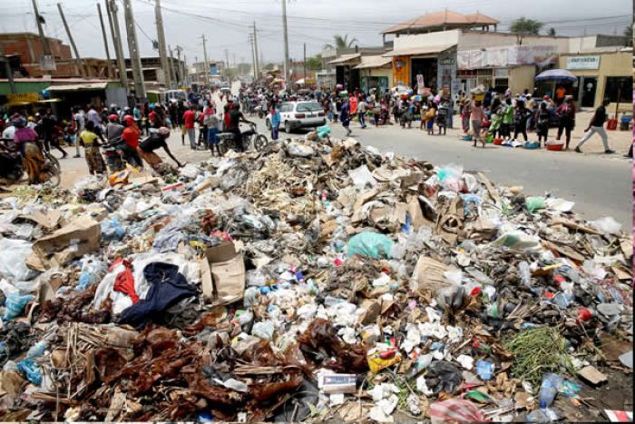 Jovens promovem marcha contra lixo em Luanda e desafiam proibição do governo provincial