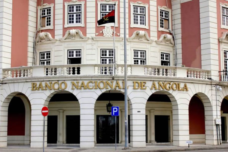 BNA proíbe oito entidades de exercer actividades financeiras e alerta para riscos