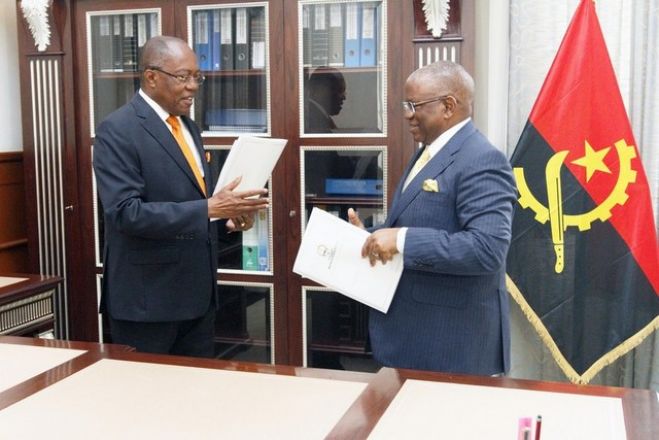 MINISTRO DAS RELAÇÕES EXTERIORES, MANUEL AUGUSTO (À ESQ.), COM O MINISTRO CESSANTE (À DIR.), GEORGES CHIKOTI, NA PASSAGEM DE PASTAS