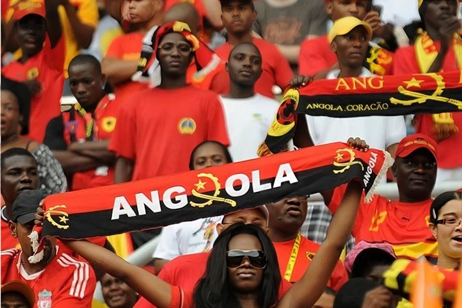 Adeptos angolanos frustrados com &quot;máfia&quot; na venda dos bilhetes para jogo com Argentina