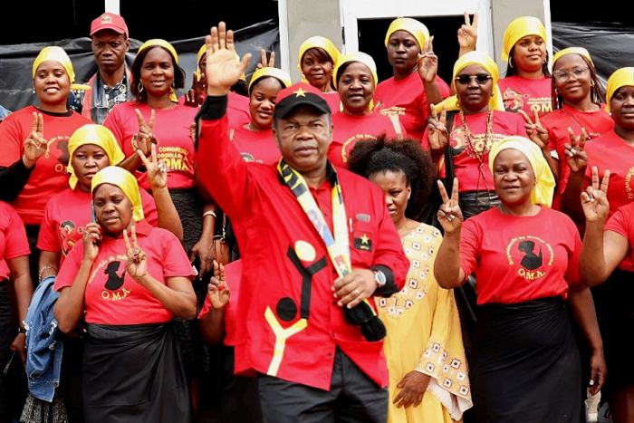 JLO desautorizado pela OMA ou cúmplice das camaradas?