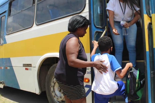 Crianças de Luanda com acesso livre nos autocarros neste 1 de Junho