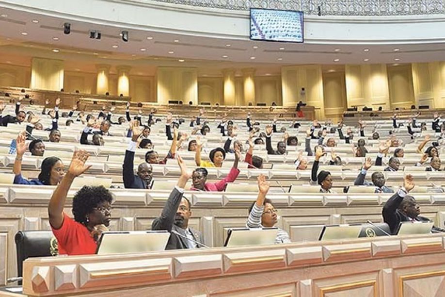 Execuções trimestrais do Orçamento angolano passam no parlamento com aval do MPLA