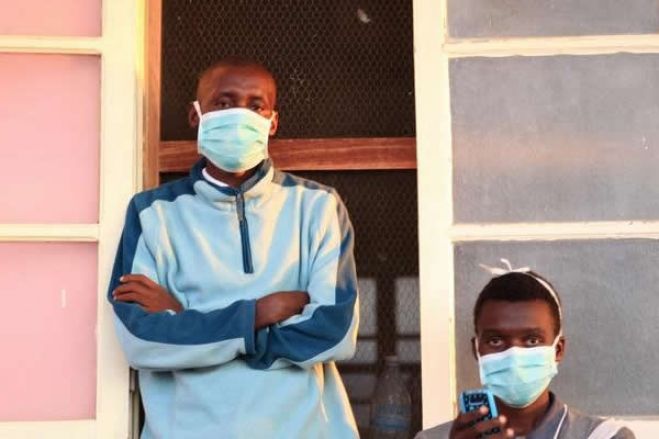 Doentes angolanos confinados em pensões lisboetas com um wc para oito