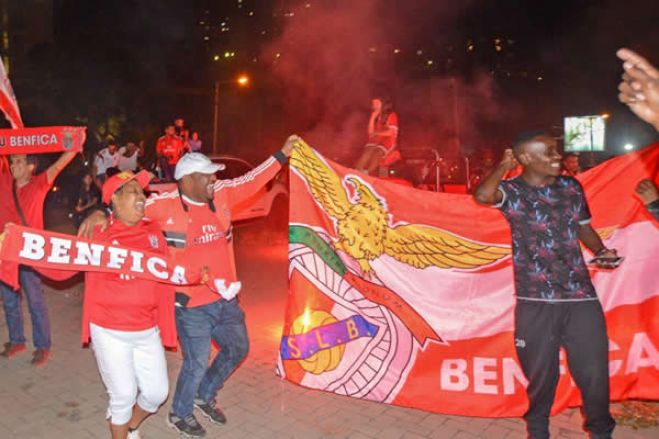 Benfiquistas celebram em restaurantes de Luanda mas as maiores festas são na periferia