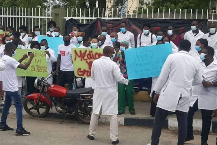 Médicos angolanos em greve impedidos de entrar nos hospitais onde prestam serviços mínimos