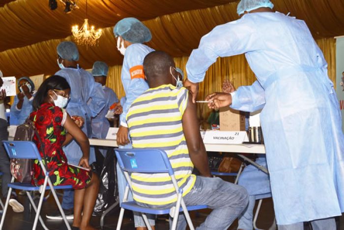 Covid-19: Angola exige testes negativos a trabalhadores não vacinados e certificados para viajar