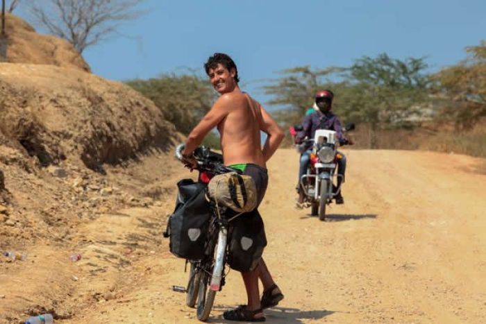 Espanhol pedalou 26 mil quilómetros e ficou de quarentena num paraíso angolano