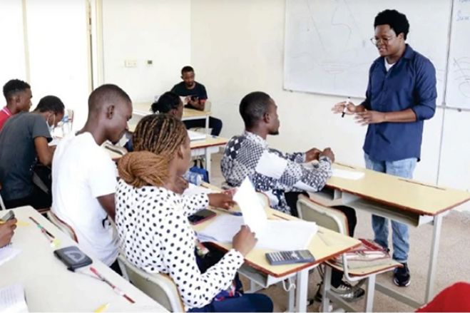 Professores angolanos querem salário de junho sem atrasos para não comprometer exames finais