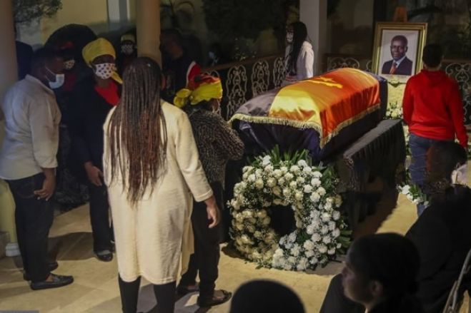 Ana Paula dos Santos visita sarcófago do ex-Presidente José Eduardo dos Santos