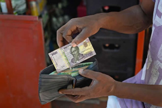 Novo salário mínimo nacional de 70 mil kwanzas entra em vigor em setembro