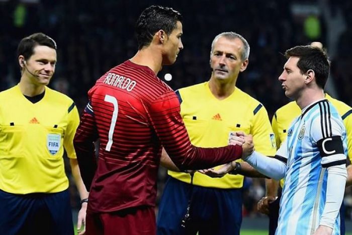 Messi: o mendigo que ajoelhado na frente de Cristiano Ronaldo implorou – lo um golo de feito à palha