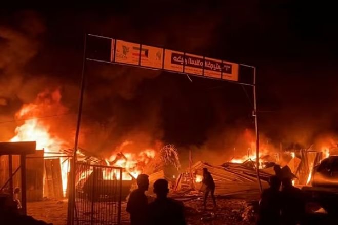 Israel ataca campo de refugiados em Rafah e palestinos morrem queimados vivos