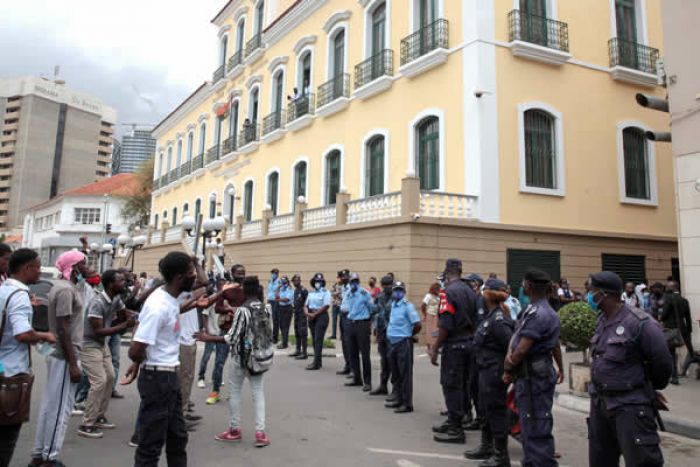 Ânimos exaltados frente ao tribunal durante julgamento de detidos em manifestação em Luanda