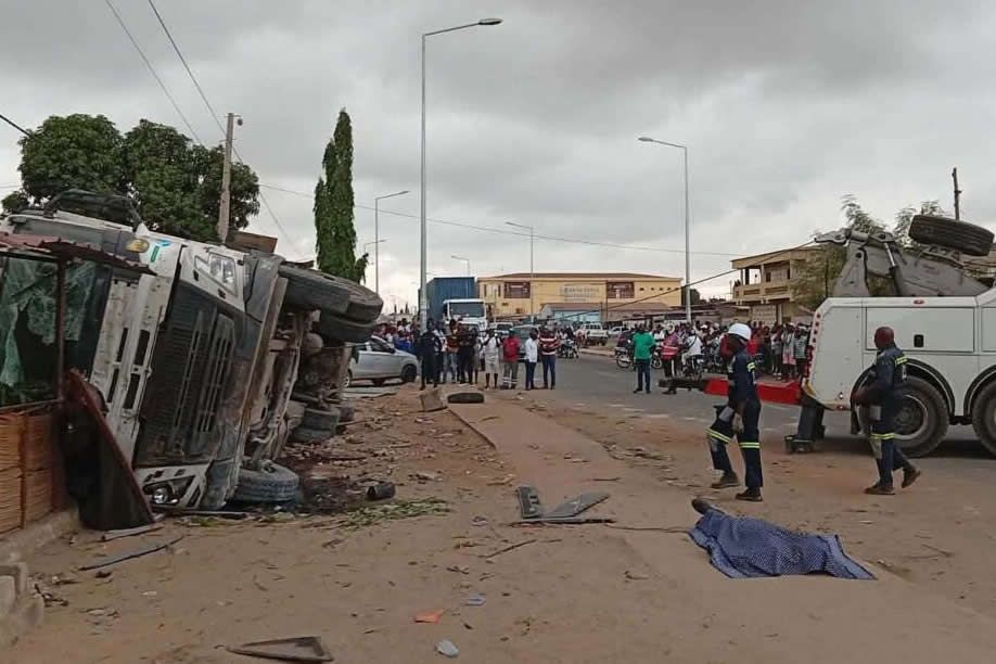 Acidente com caminhão de recolha de resíduos causa morte de funcionário da ELISAL no Mulenvos