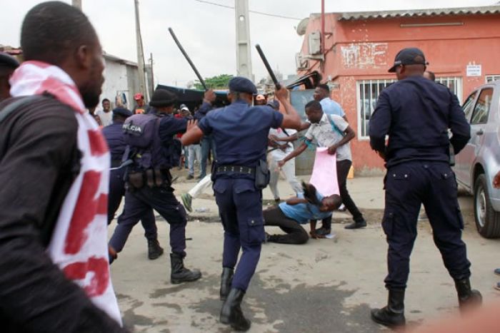 Governo  reconhece “excessos” em manifestação e critica “interferência política”