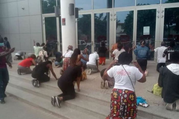 Após reabertura marcada por protestos fiéis da IURD ala brasileira realizam vigílias defronte aos templos