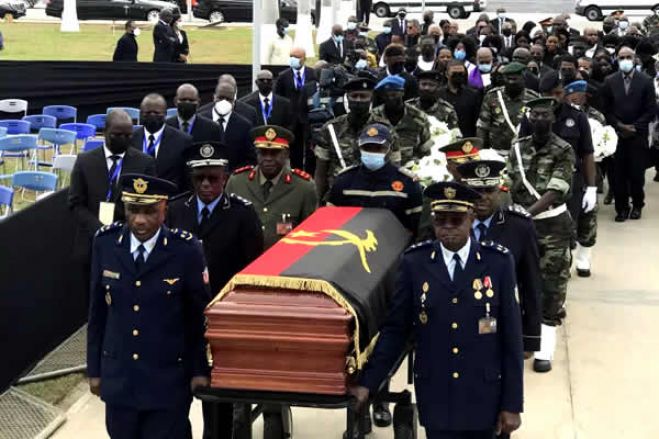 "Angola chora a morte de Zédu". Corpo de antigo Presidente percorreu Luanda e já chegou ao memorial