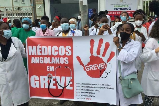 Médicos angolanos suspendem greve após acordo com o Ministério da Saúde