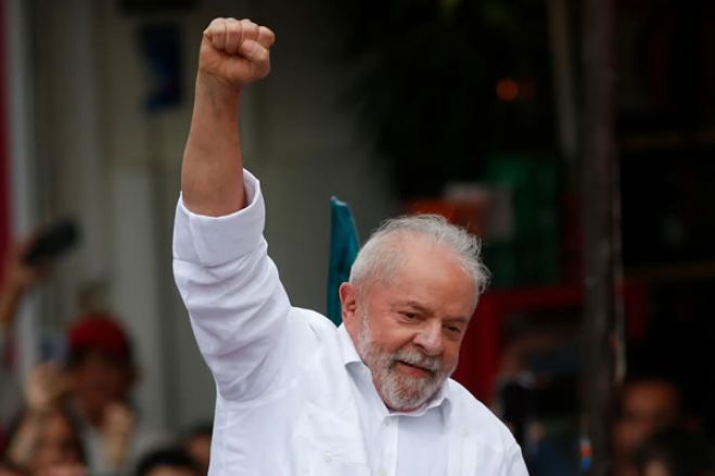 Luiz Inácio Lula da Silva é eleito presidente do Brasil