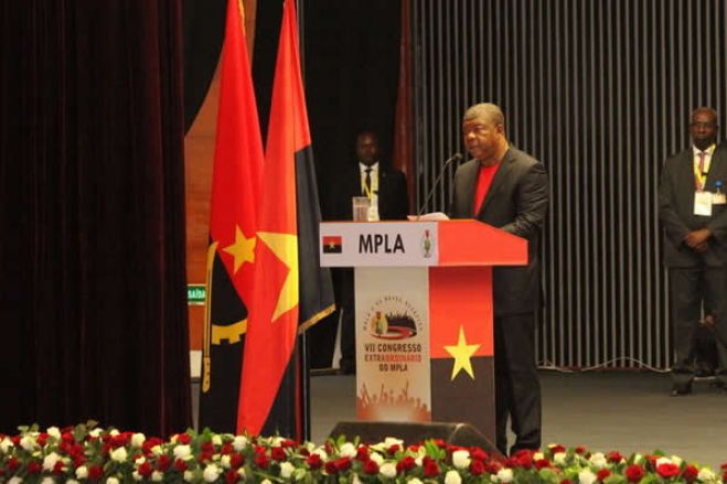 Dívida externa angolana financiou "enriquecimento ilícito de uma elite" - João Lourenço