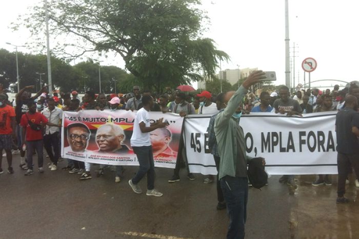 Manifestação de apoio ao Adalberto Costa Júnior decorre com chuva em Luanda