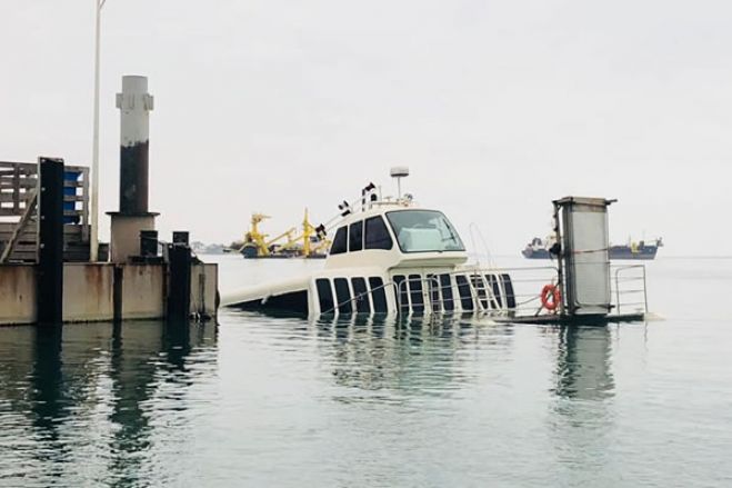 Embarcação de passageiros (catamarã) afunda parcialmente no Mussulo