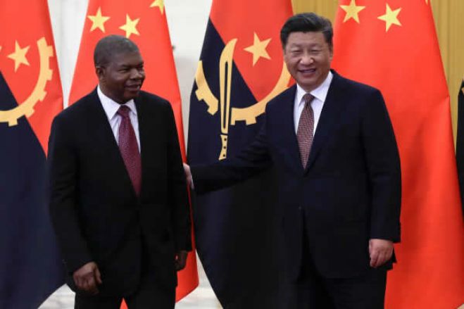 Angola admite entregar petróleo à China para pagar dívidas