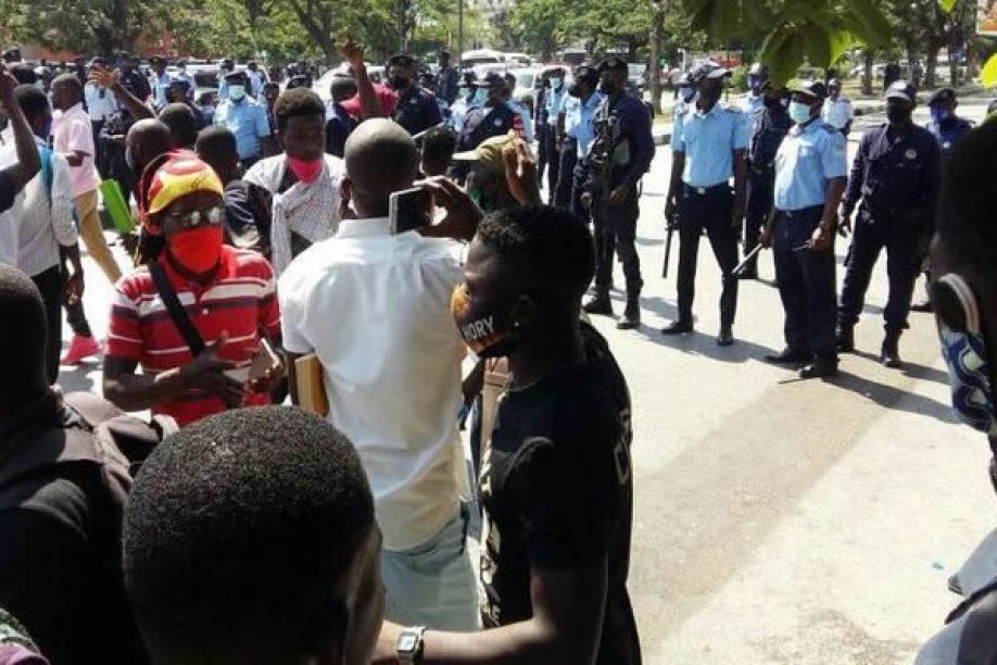 Funcionários da justiça angolana “impedidos” de continuar “marcha pacífica” por melhores condições laborais