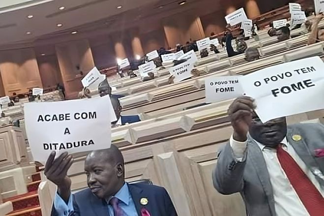 Discurso sobre o estado da Nação: Oposição reage com cartazes "Presidente demita-se", "o povo tem fome" ou "acabe com a ditadura"