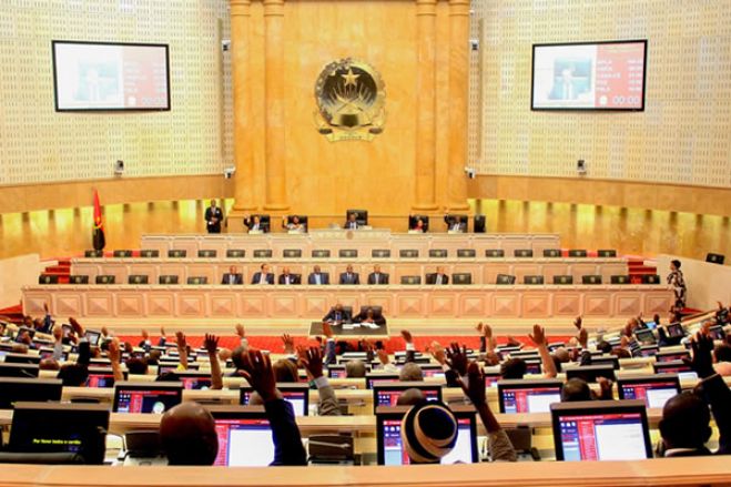 Parlamento angolano vota estatuto dos Antigos Presidentes