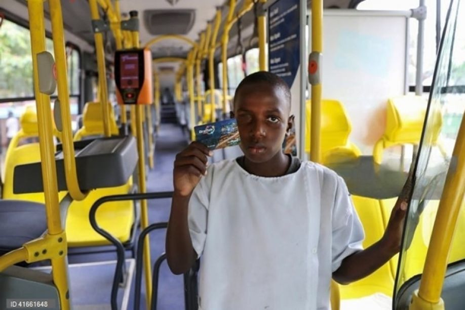 Angolanos aplaudem transportes grátis para estudantes e pedem &quot;melhor organização&quot;