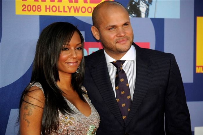 Mel B acusa ex-marido de filmar cenas de sexo a três sem consentimento