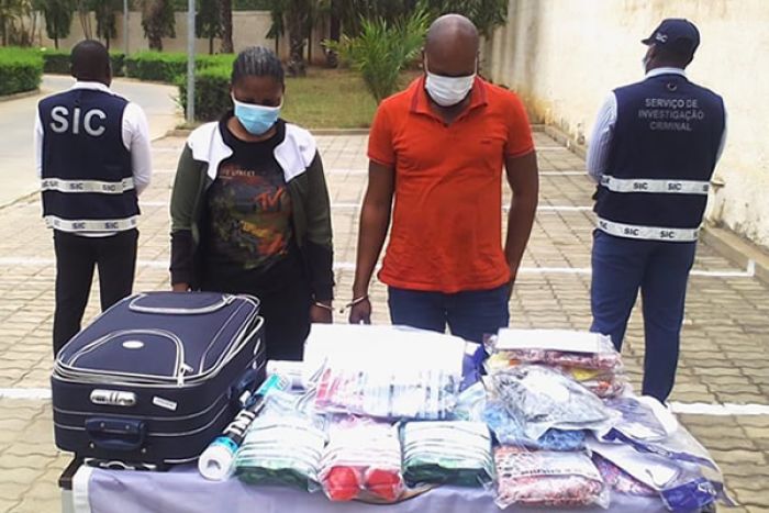 SIC detém casal no Aeroporto de Luanda por tráfico de cocaína “em líquido” proveniente do Brasil