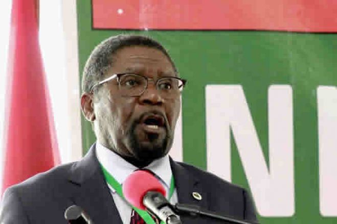Isaías Samakuva diz que &quot;é um africano diferente&quot; e critica jornalistas e analistas