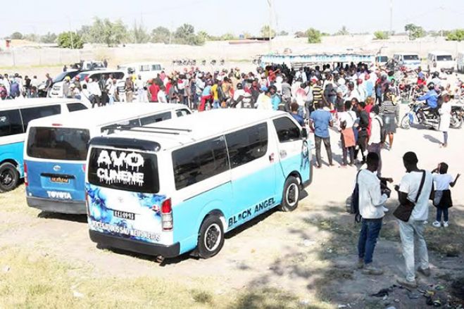 Governo angolano promete fiscalizar aumento de preços nos transportes