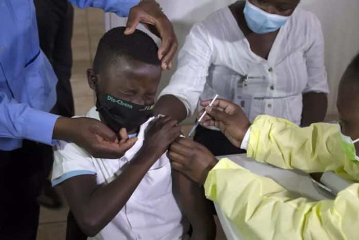 Médicos angolanos apoiam vacinação de crianças e dizem que benefícios reduzem riscos da Covid-19