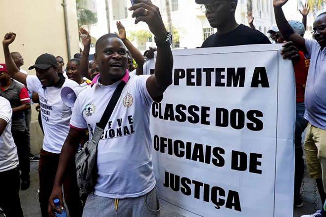 Oficiais de justiça angolanos anunciam petição para exonerar ministro da Justiça
