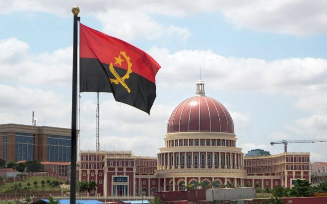 Corrupção em larga escala dificulta investimento em Angola - Fitch