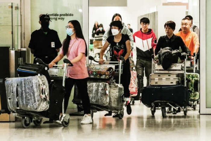 Covid-19: Rastreio no aeroporto internacional de Luanda com queixas e aplausos de passageiros