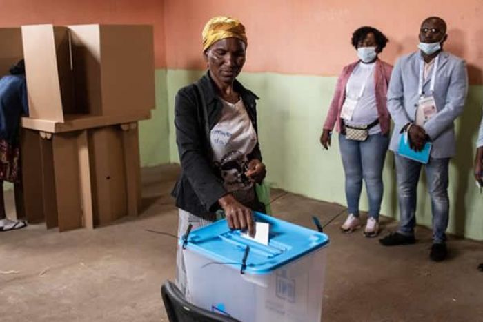 Angolanos votam com &quot;maturidade&quot; e aguardam resultados com expectativa