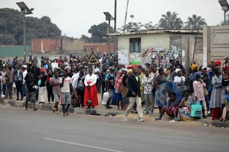 Luanda sem transportes nem comércio após dia de violência e pilhagem