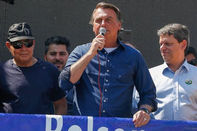 &quot;Quem depois dos 30 continua na esquerda não tem cérebro&quot;, diz Bolsonaro